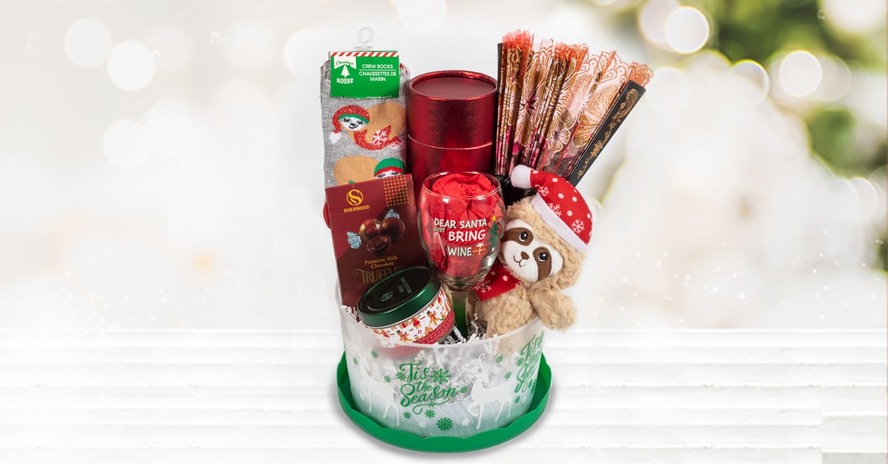 5 Crazy Cheap Christmas Gift Baskets From the Dollar Store Under $10  Easy  diy christmas gifts, Cheap christmas gifts, Inexpensive holiday gifts